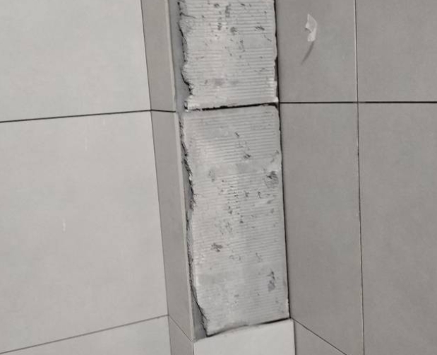 汉中瓷砖空鼓维修公司分享下瓷砖施工前基层浇水润湿程度不足，可能导致以下问题