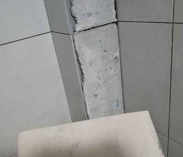 汉中瓷砖空鼓维修公司分享下厨房瓷砖脱落的补救措施。